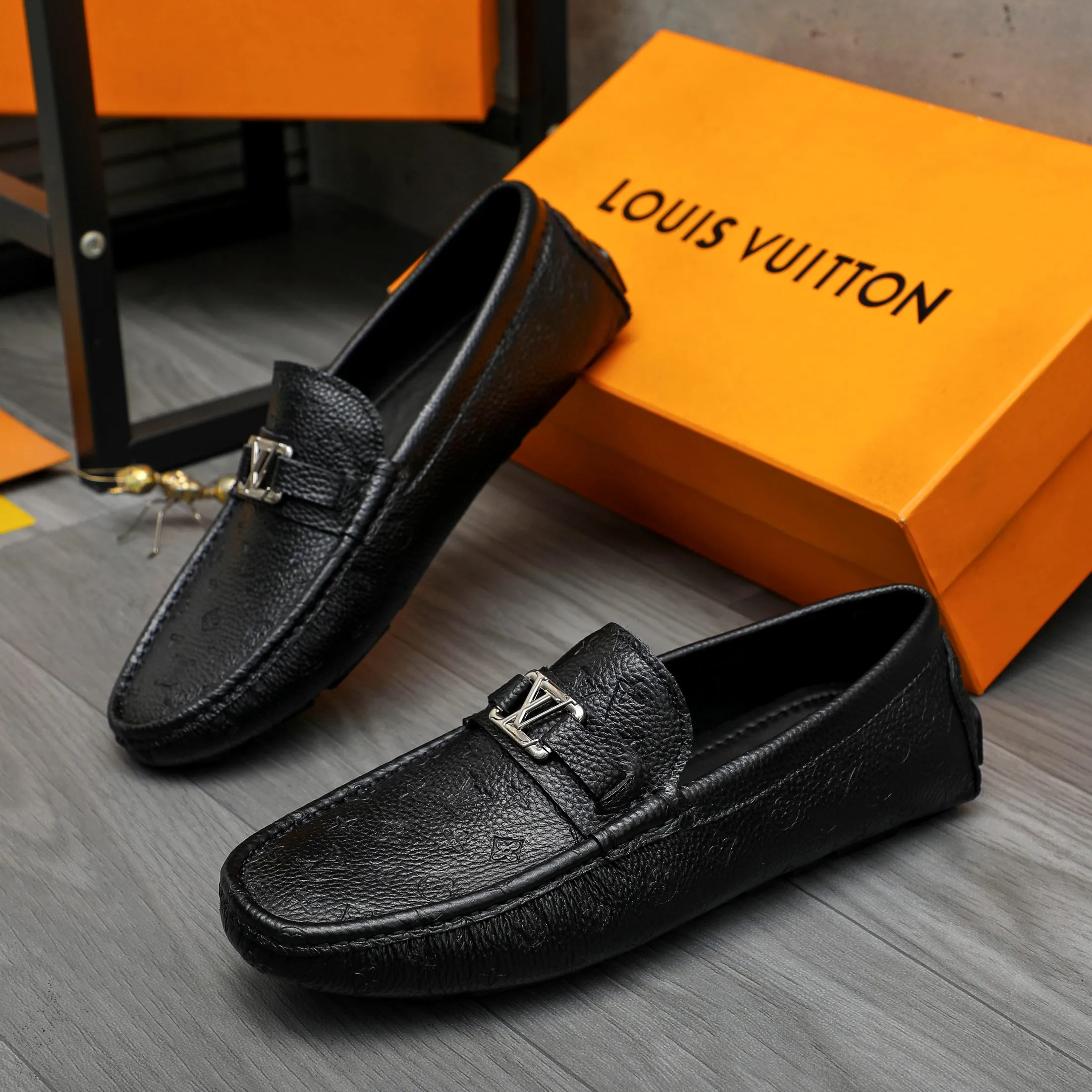 Men's shoes 💰p420 Product trademark: LV (Louis Vuitton) casual slip-on men's shoes Regular size: 38-44 Product material: Selected pebbled cowhide embossed upper, sheepskin lining, rubber outsole